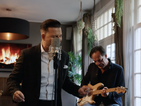 Fans van Mike Peterson razend enthousiast over de 'Unplugged' sessies.
